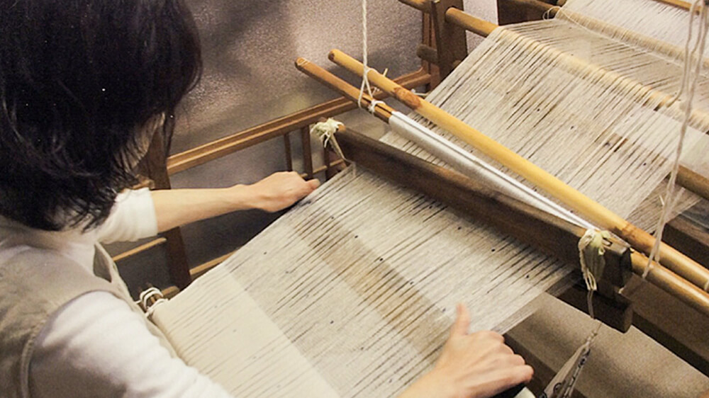 本場結城紬坂入染織店　機織りの様子